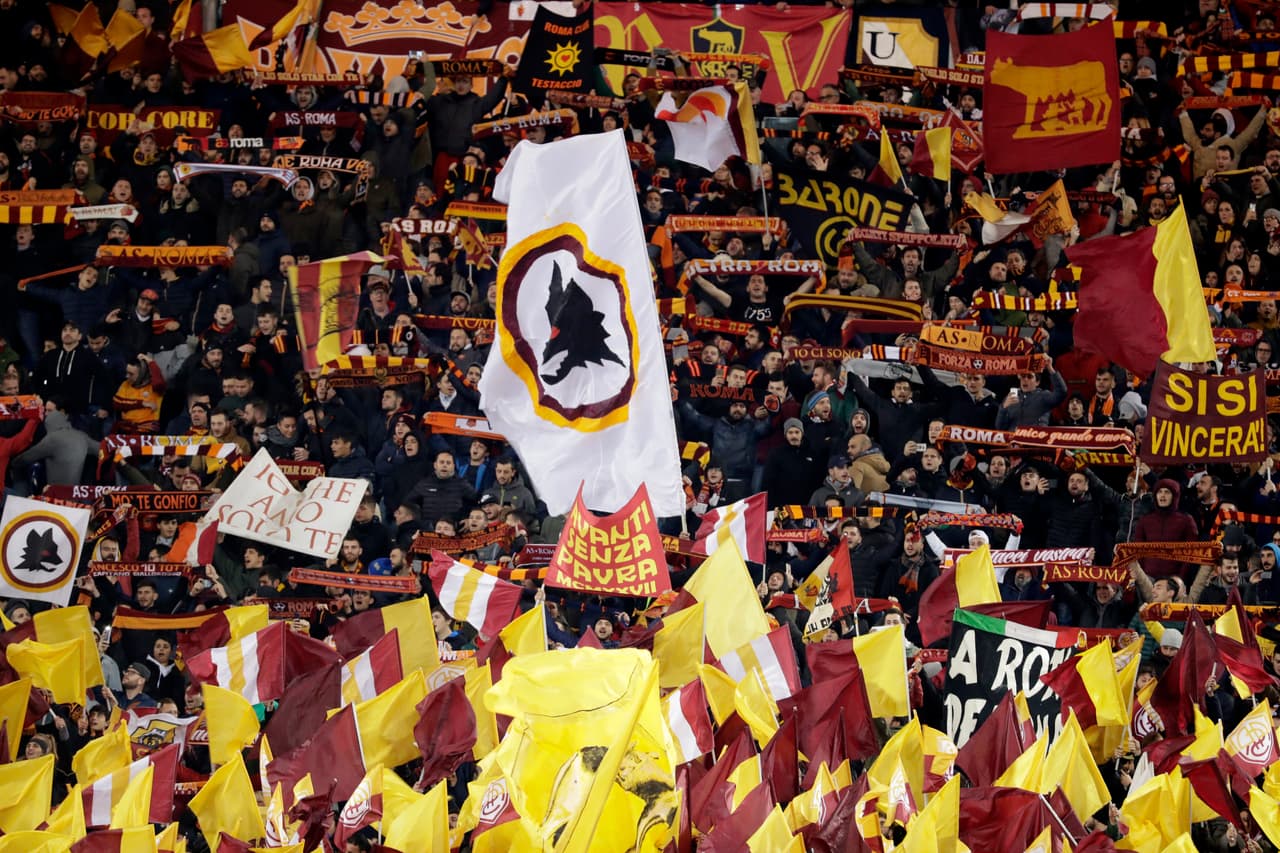 Por lo menos el colorido, el ambiente y los cánticos paliaron el sabor de la derrota en la noche que iba a ser especial por el tributo a Totti.