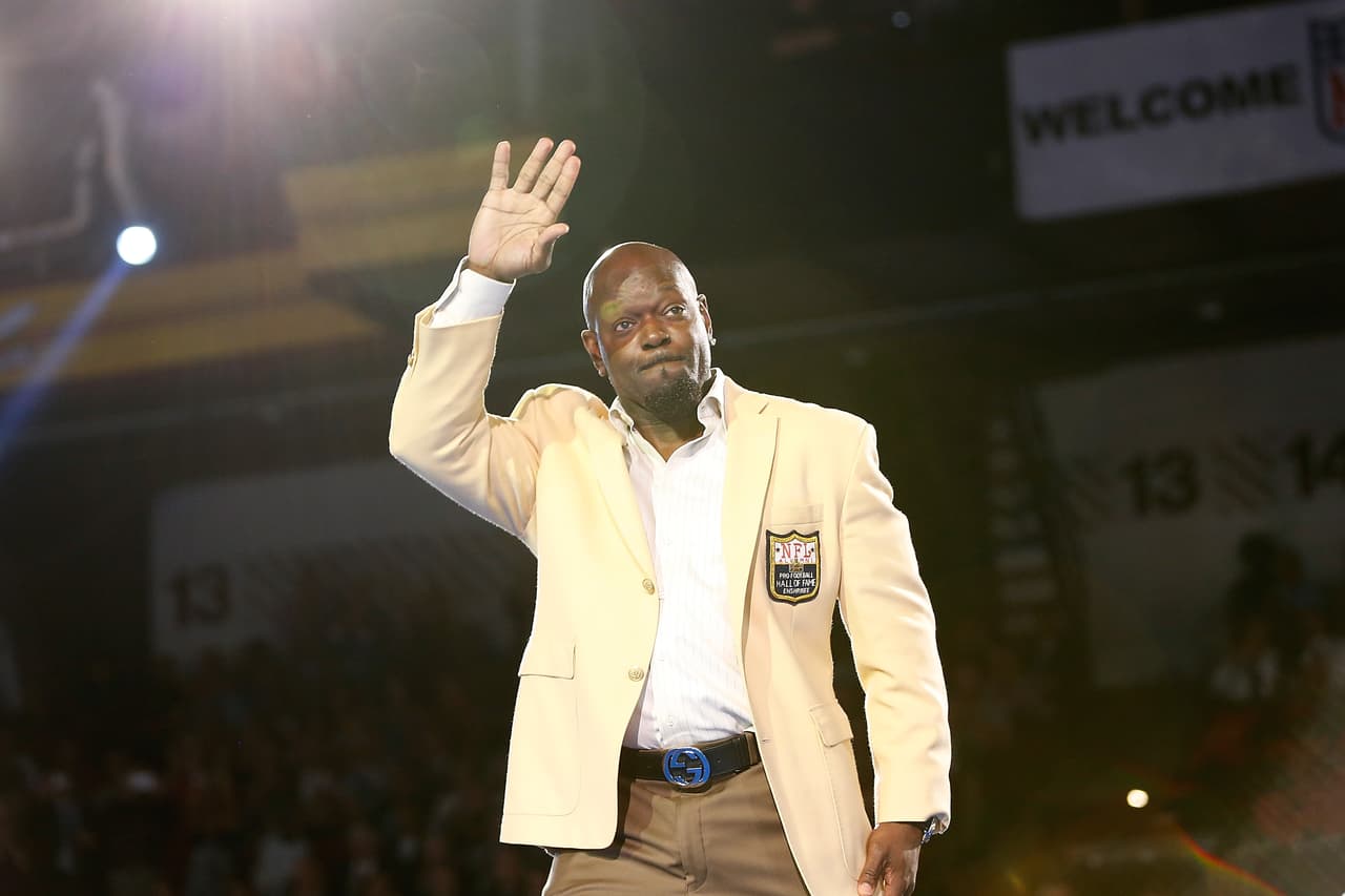 Debido a la declaración de Emmitt Smith de que Adrian Peterson es el único capaz de romper su marca de yardas por tierra en toda una carrera, NFL.com/Español te presenta, en cuenta regresiva, a los 20 líderes en este departamento en la historia de la NFL.