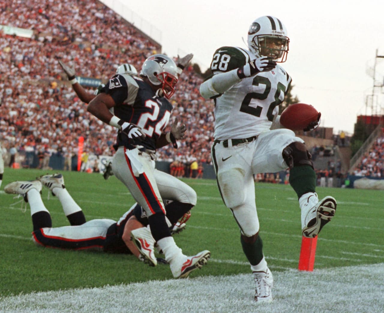 4.- Curtis Martin (1995-97 New England Patriots, 1998-2005 New York Jets).- 14,101 yardas.