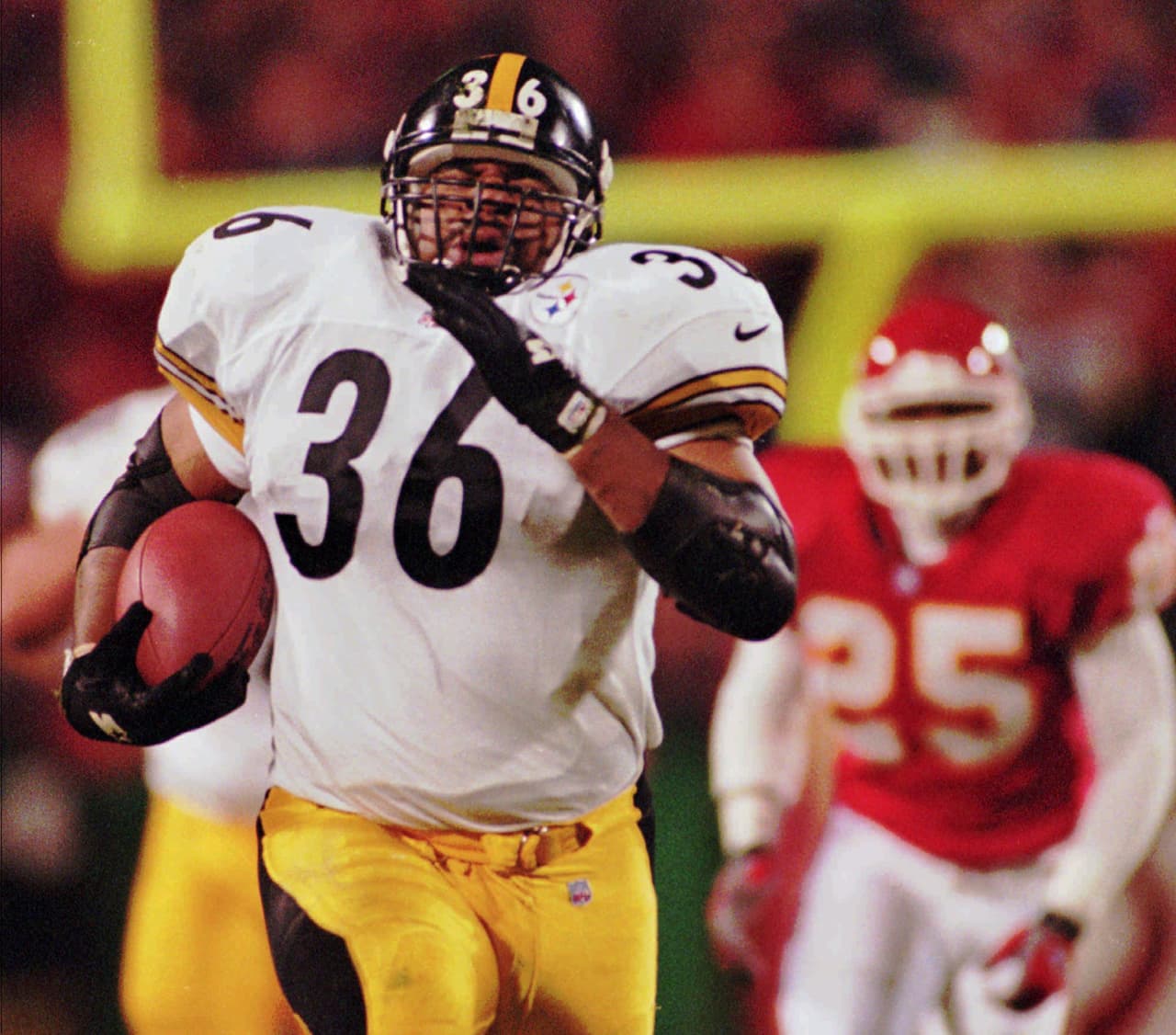 6.- Jerome Bettis (1993-94 Los Angeles Rams, 1995 St. Louis Rams, 1996-2005 Pittsburgh Steelers).- 13,662 yardas.