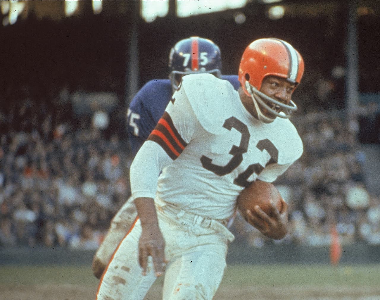 9.- Jim Brown (1957-65 Cleveland Browns).- 12,312 yardas.