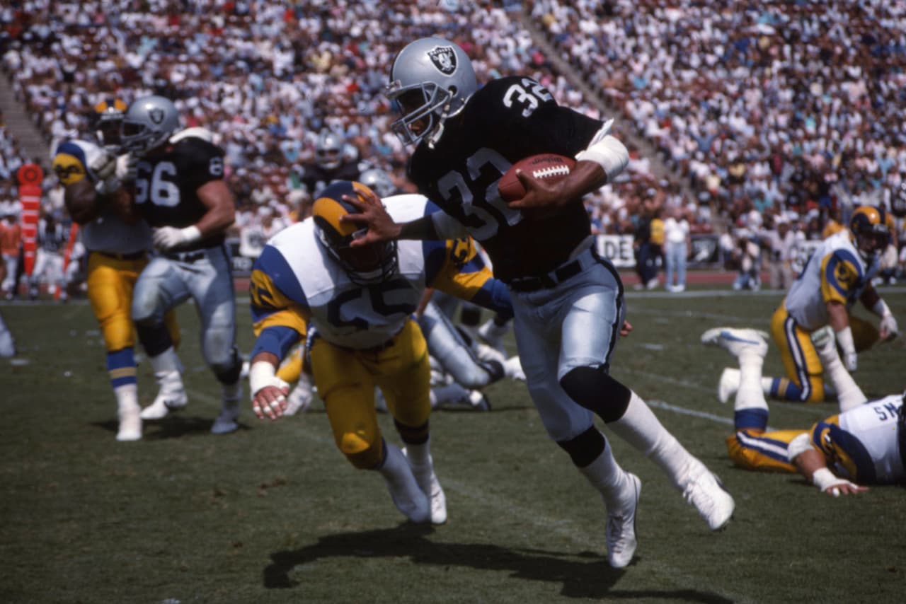 12.- Marcus Allen (1982-92 Los Angeles Raiders, 1993-97 Kansas City Chiefs).- 12,243 yardas.