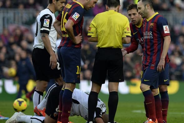 Para colmo de males Jordi Alba vio la roja y Barcelona se quedó con 10.