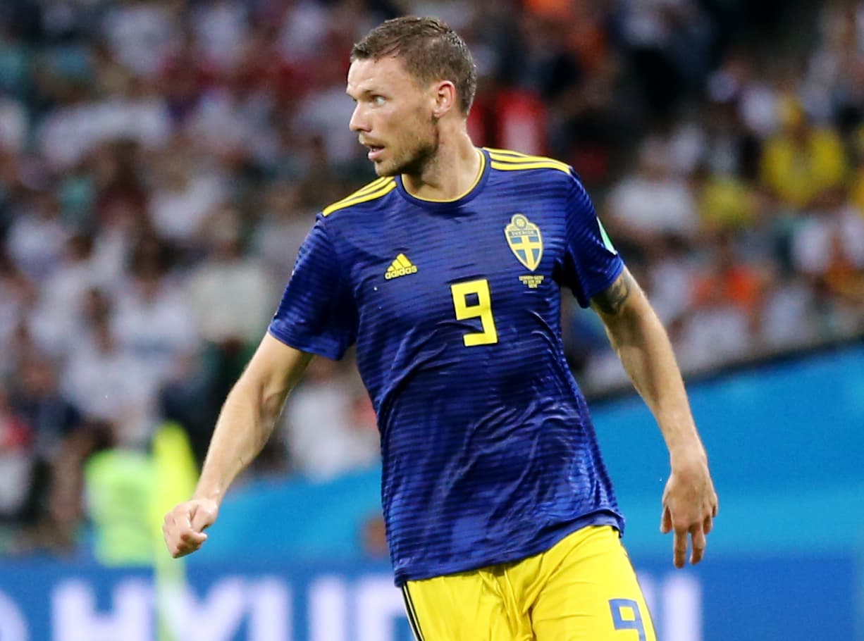 La simplicidad en el modelo era clave, pero estaba acompañada de un fondo con líneas horizontales que parece ser le gustó mucho a la marca que lo extendió por todo el mundo para la nueva temporada.