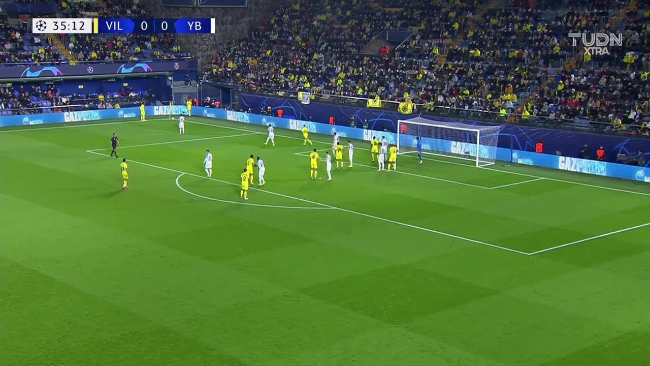 ¡TIRO ATAJADO! disparo por Etienne Capoue.