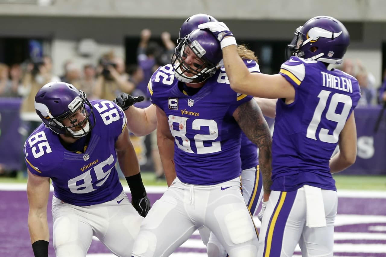 7. Kyle Rudolph | Minnesota VikingsTuvo su año dorado en 2016 al ser el ala cerrada con más recepciones en toda la liga. Ahora, con 27 años de edad, está listo para estar en el momento más alto de su carrera y si logra ser consistente, debes considerarlo para tu equipo.