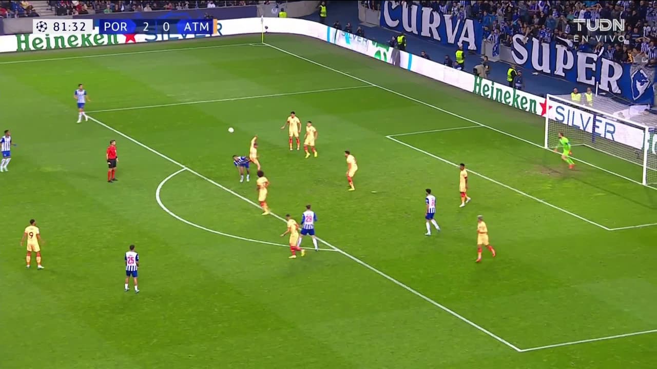 ¡TIRO ATAJADO! disparo por Mehdi Taremi.