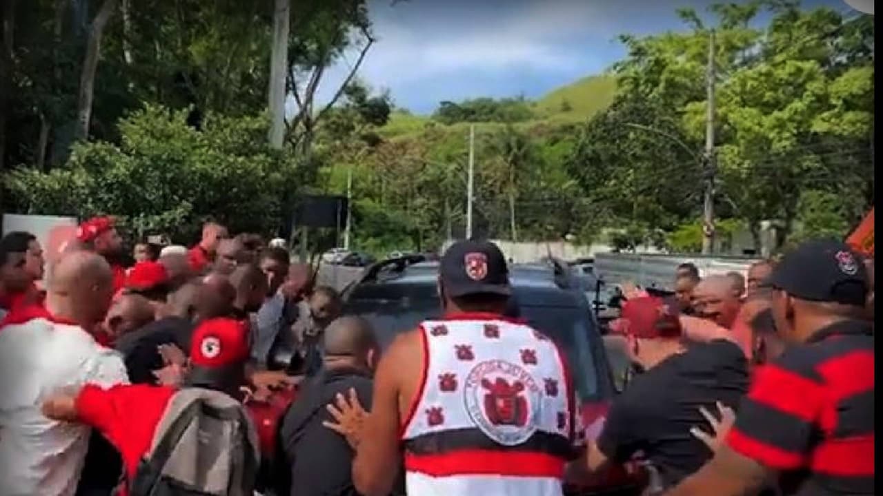 Aficionados del Flamengo agreden a jugadores saliendo del entrenamiento