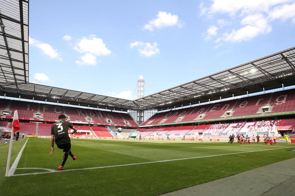 Espectacular vista en el cobro de esquina, con un estadio hermoso, pero sin vida.