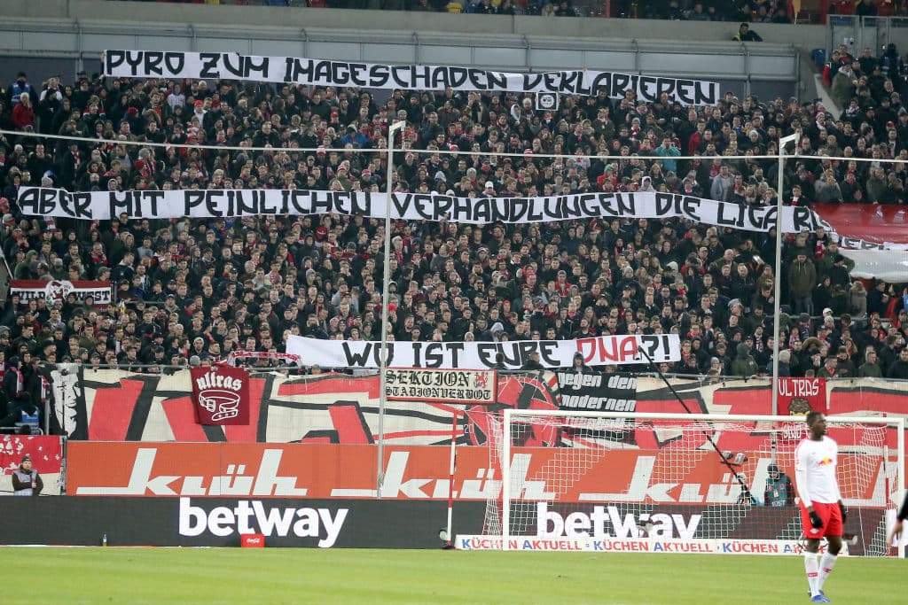 La facción radical del Unión Berlín se vistió de negro y mostró el mensaje: ‘En Leipzig, ha muerto la cultura del futbol’.