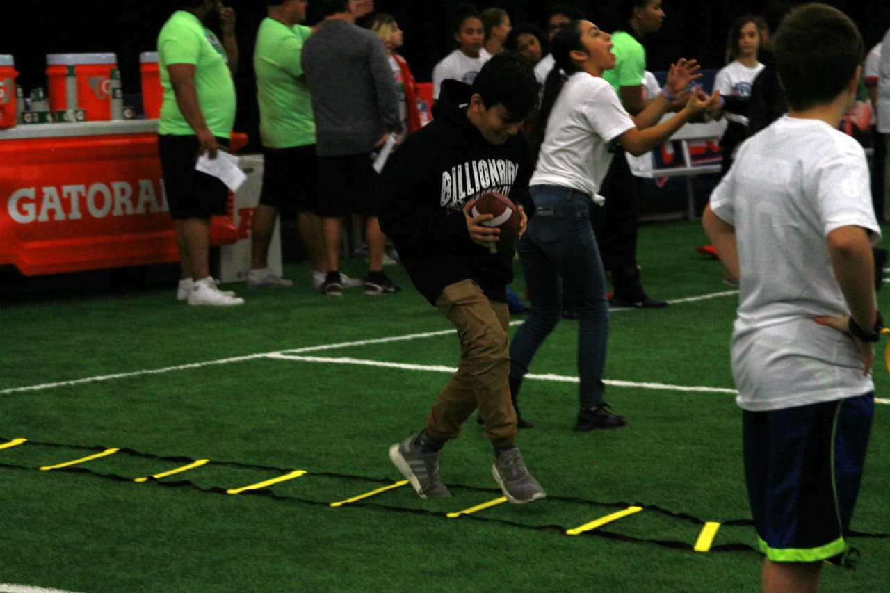 Anthony Muñoz, miembro del Salón de la Fama desde 1998, compartió su experiencia con niños y jóvenes de Houston en el lunes previo al Super Bowl LI.