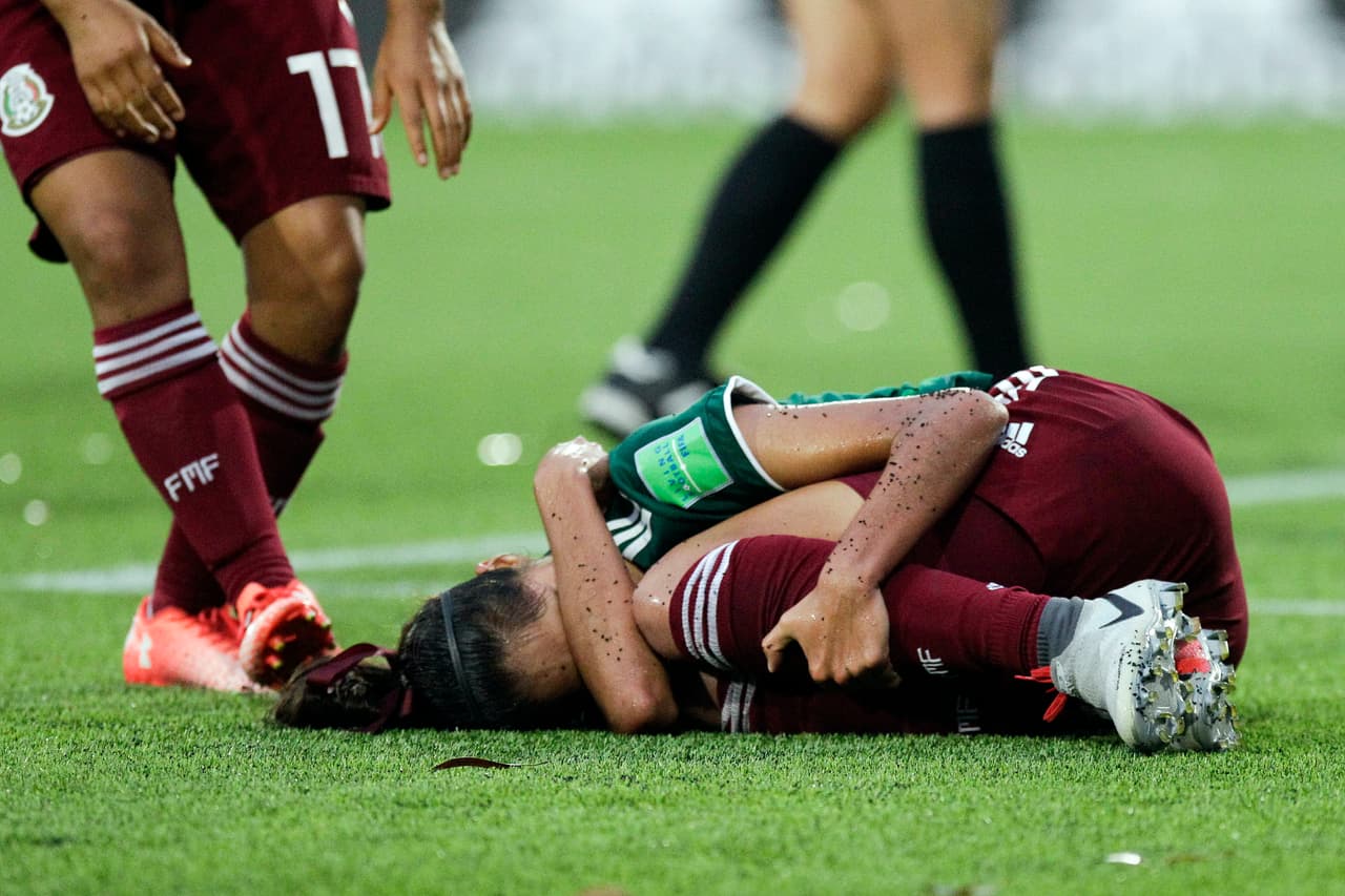 Y a los 25 minutos, en una descolgada del equipo mexicano, la jugadora canadiense Maya Antoine cometió una falta sobre una tricolor y la árbitro no dudó en marcar penalti.