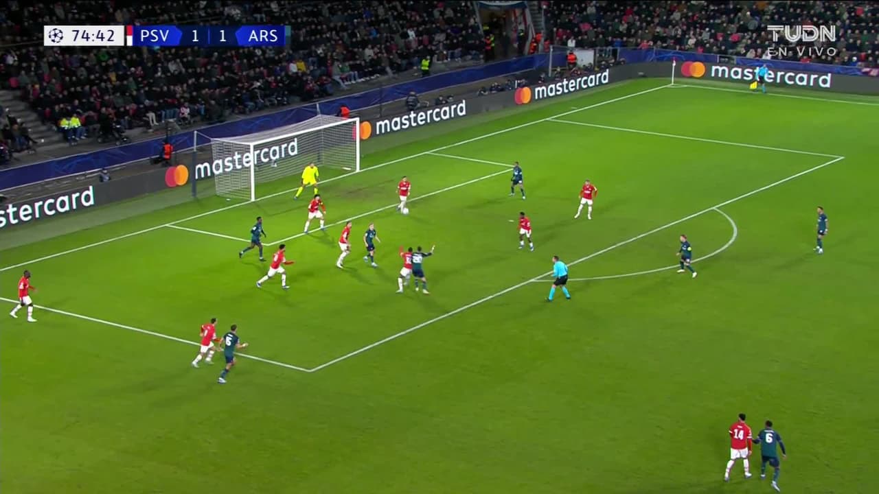 ¡TIRO ATAJADO! disparo por Eddie Nketiah.