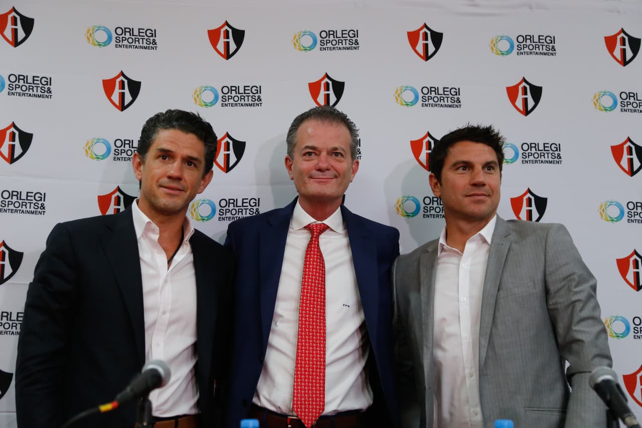 De izq. a der.: Alejandro Irarragorri, propietario del Atlas; Pedro Portilla, presidente del Atlas; y Leandro Cufré, técnico del Atlas; estuvieron en la presentación del Grupo Orlegi en el estadio Jalisco, donde dejaron en claro que van por la gloria en la Liga MX.