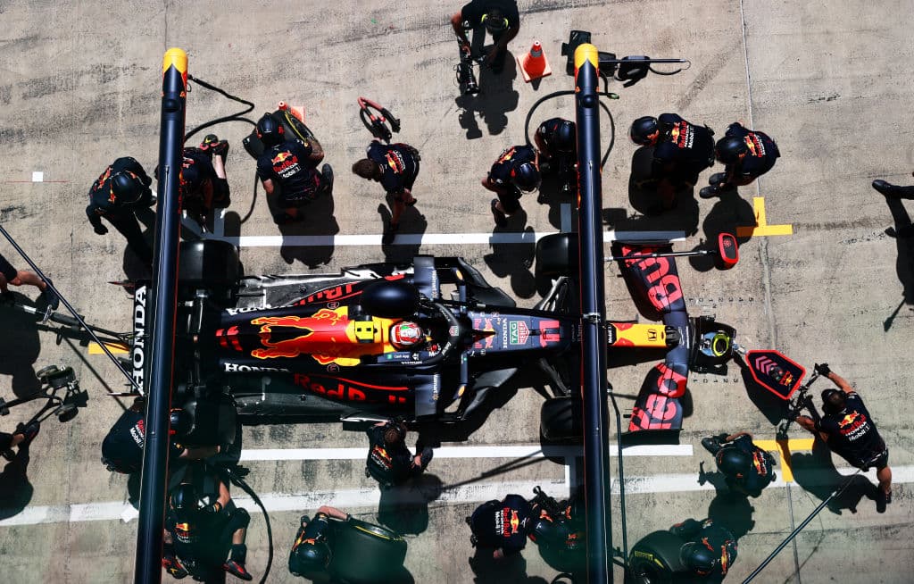 Max Verstappen 1:03.841, Valtteri Botas 1:04.035 y Lewis Hamilton 1:04.067 fueron los tres pilotos que saldrán al frente el día de mañana en Austria.