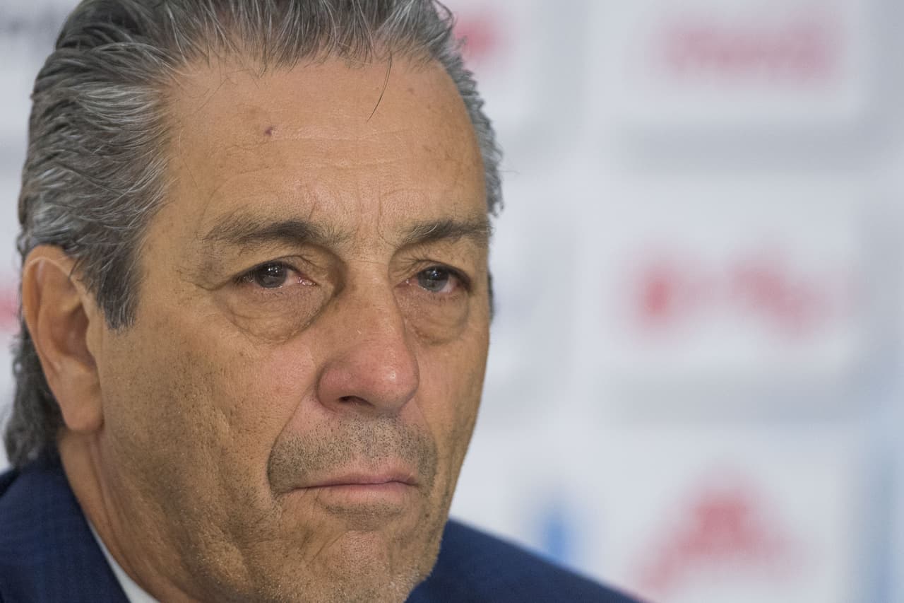 Llegó de bombero, pero no paran las llamas: Tomás Boy no ha sido solución