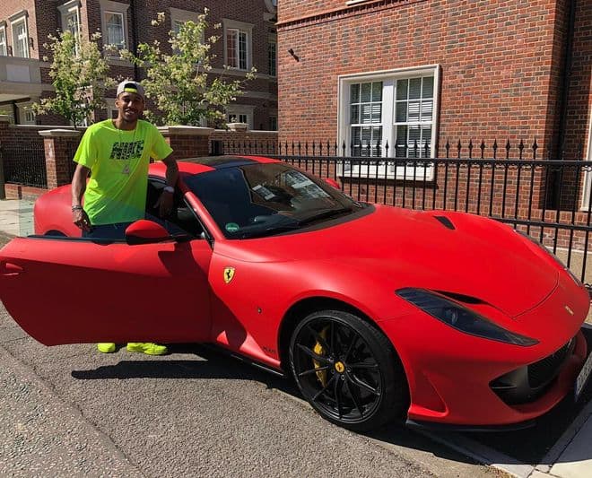 Pierre-Emerick Aubameyang disfruta del lujo de la vida y en esto ha gastado su dinero: innumerables autos exóticos, relojes muy costosos y una mansión multimillonaria.