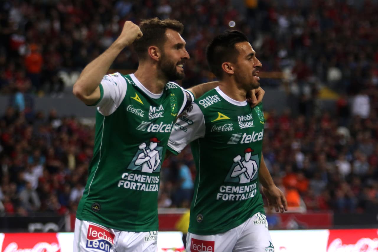 Así a los 19 minutos, Andrés Andrade le puso un balón a Mauro Boselli que definió con una sangre fría impresionante. Bajó el balón y se quitó a Miguel Fraga para disparar a las redes.