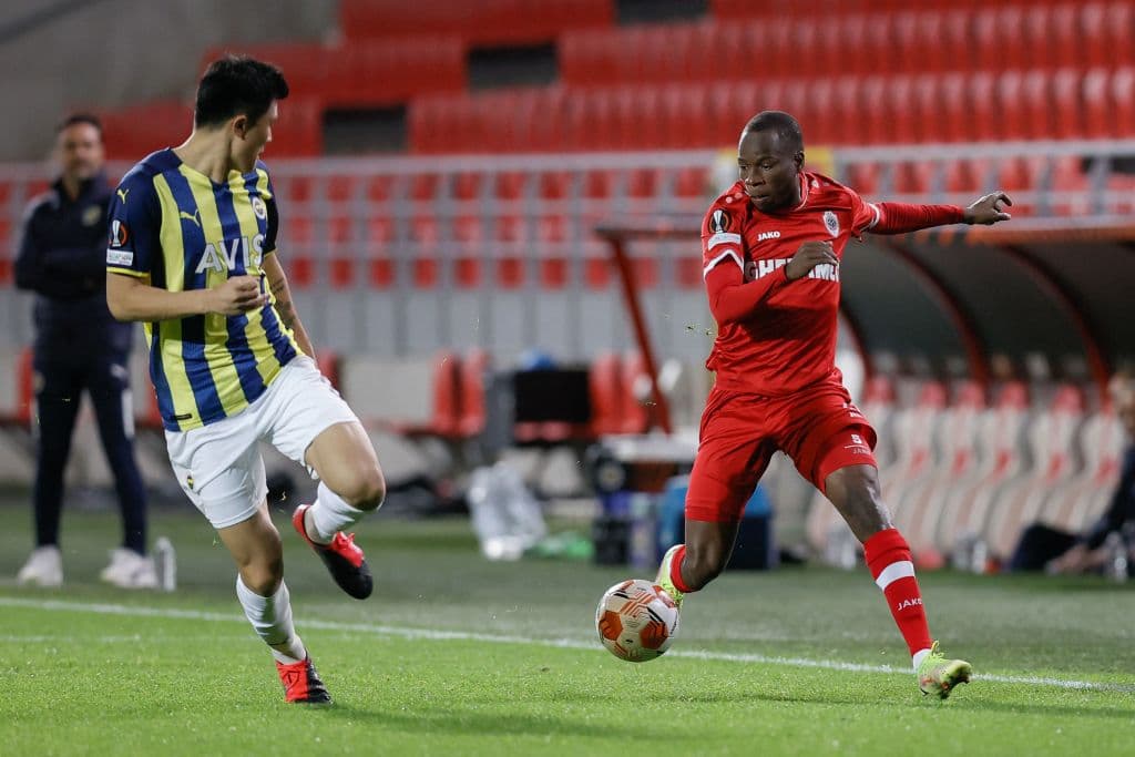 Fenerbahce goleó 3-0 al Royal Antwerp con anotaciones de Yandas, Meyer y Berisha en la fecha cuatro de la UEFA Europa League.