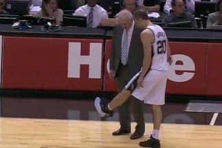 A 'Manu' Ginoboli se le rompe el zapato en pleno partido ante Pistons