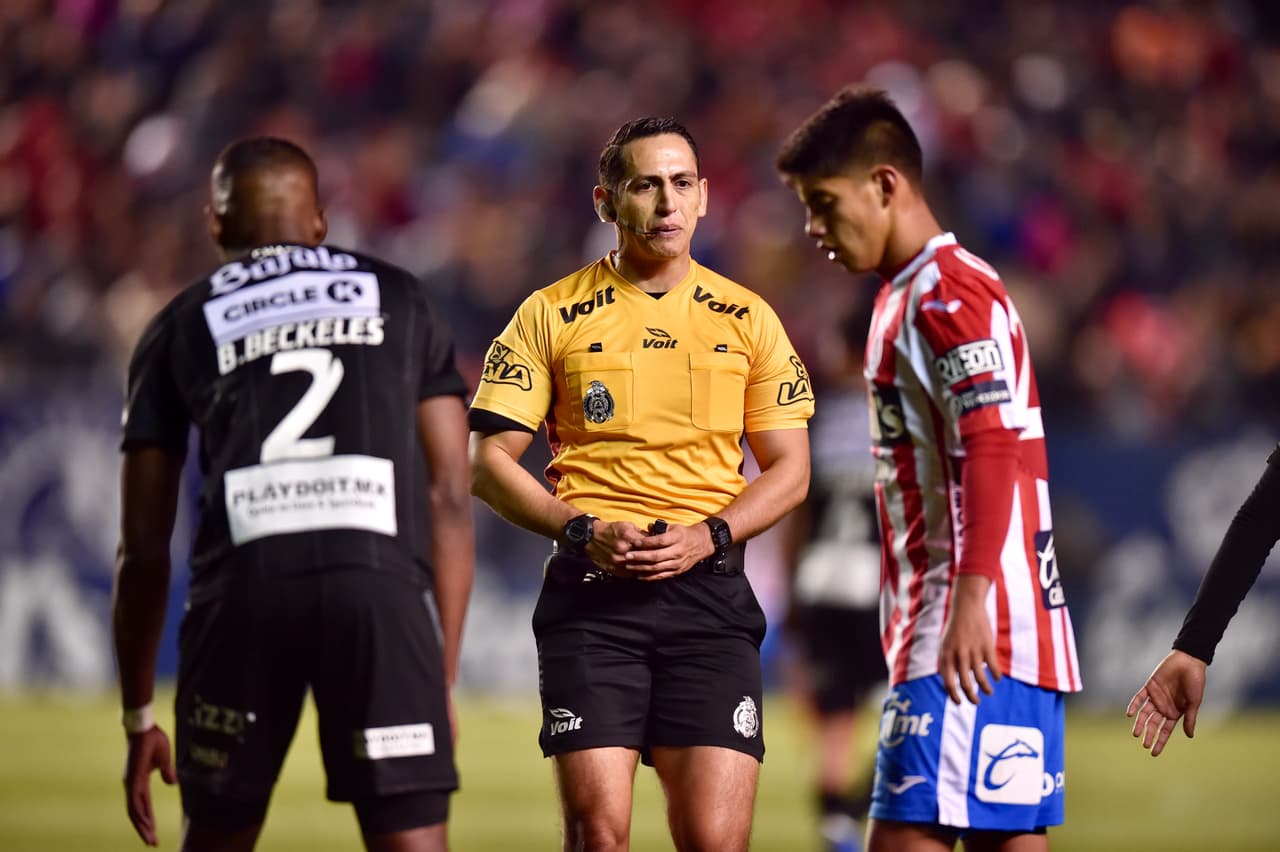 El árbitro marcó en las dos ocasiones falta ofensiva del San Luis, pues los delanteros habían empujado para sacar ventaja de sus jugadas en ataque y por eso no fueron al marcador.