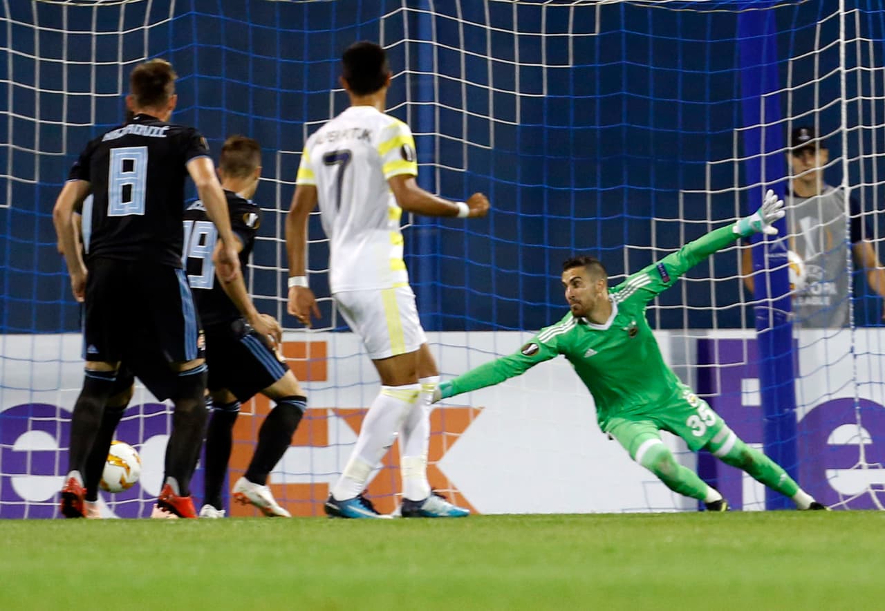 Izet Hajrovic anotó a los minutos 27 el 2-0 para darle un duro golpe a las aspiraciones de los turco en plan de visitantes.