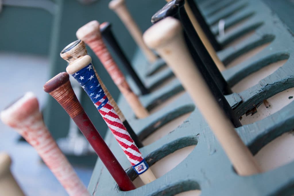 Uno de los bats en el dugout del Citizens Bank Park luce motivos del Independence Day estadounidense, en el partido entre Orioles y Phillies.