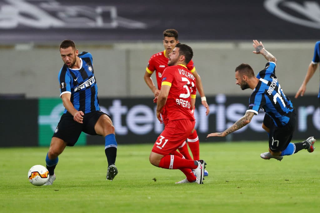 Bayer Leverkusen no conisgue acomodarse bien en el campo y el Inter comienza a adueñarse del partido.