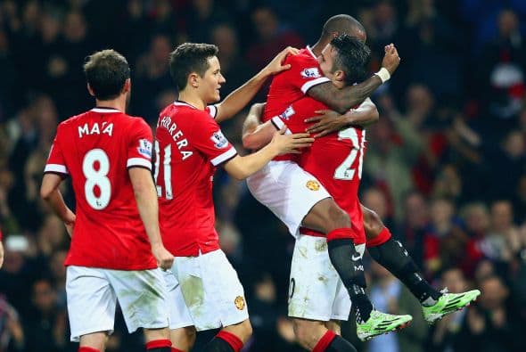 Robin Van Persie es felicitado luego de anotar contra el Hull.