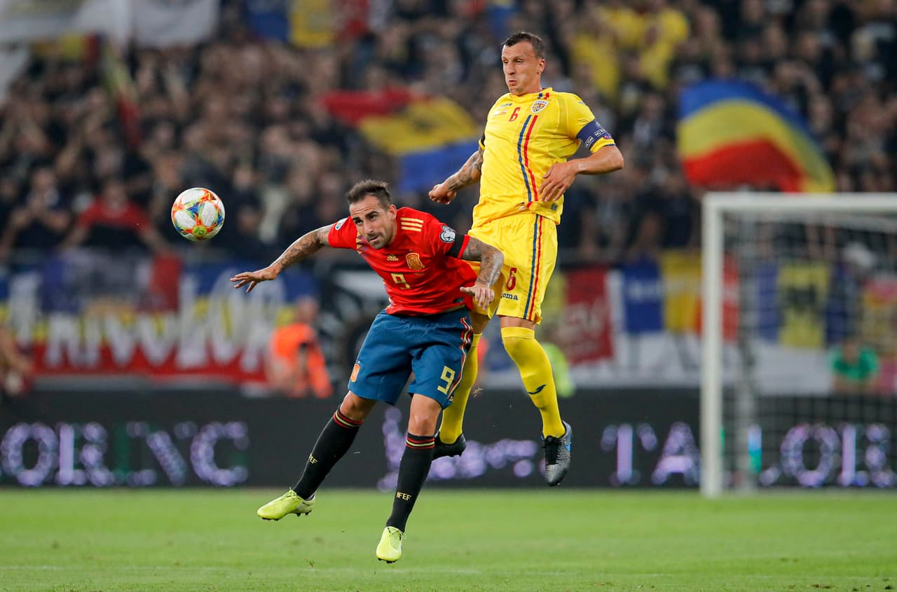 España venció a Rumania 2-1 en Bucarest gracias a los goles de Paco Alcácer y Sergio Ramos. Para los rumanos descontó Florin Andone, que pasó gran parte de su carrera en el país ibérico.