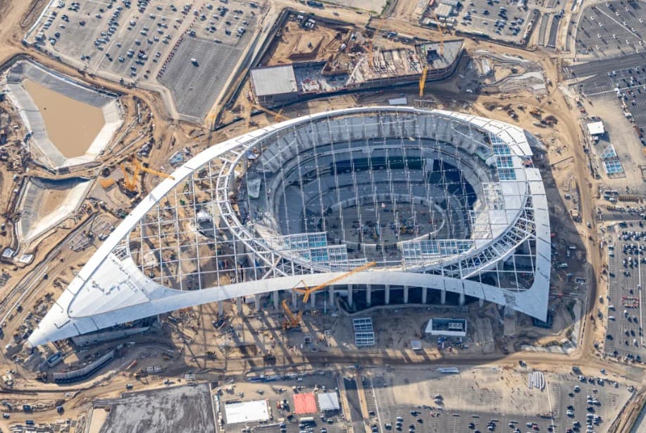 Casi listo el nuevo estadio de los equipos de la NFL de Los Ángeles, Rams y Chargers. Con una inversión de casi 5 mil millones de dólares, estará listo para abrir sus puertas a los aficionados del futbol americano en marzo.