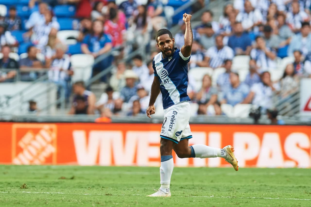 El Puebla despertó y Lucas Cavallini acortó distancias al minuto 54.