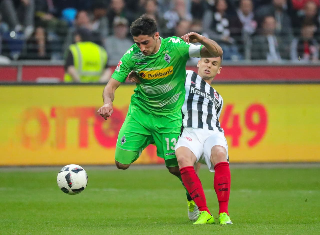 Stindl y Gacinovic en un duelo que resultó en la falta protestada por el primero.