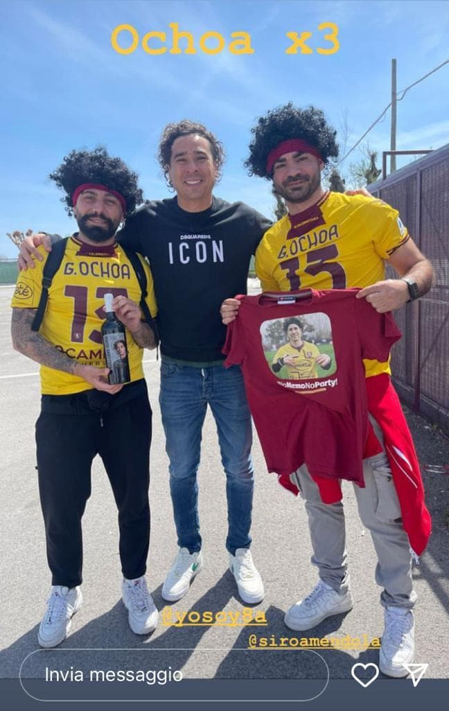 Memo Ochoa con sus 'dobles' en la Salernitana.