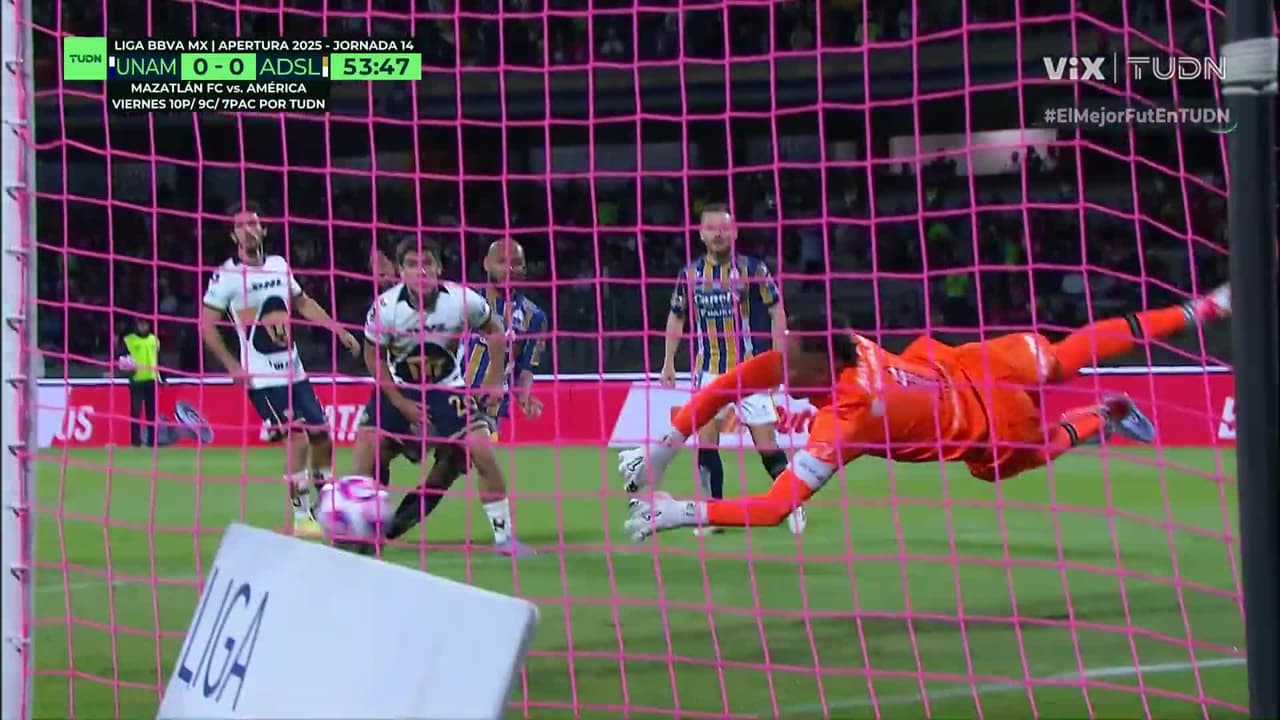 ¡Keylor Navas le dice que no a Joao Pedro en el cabezazo a contrapie!