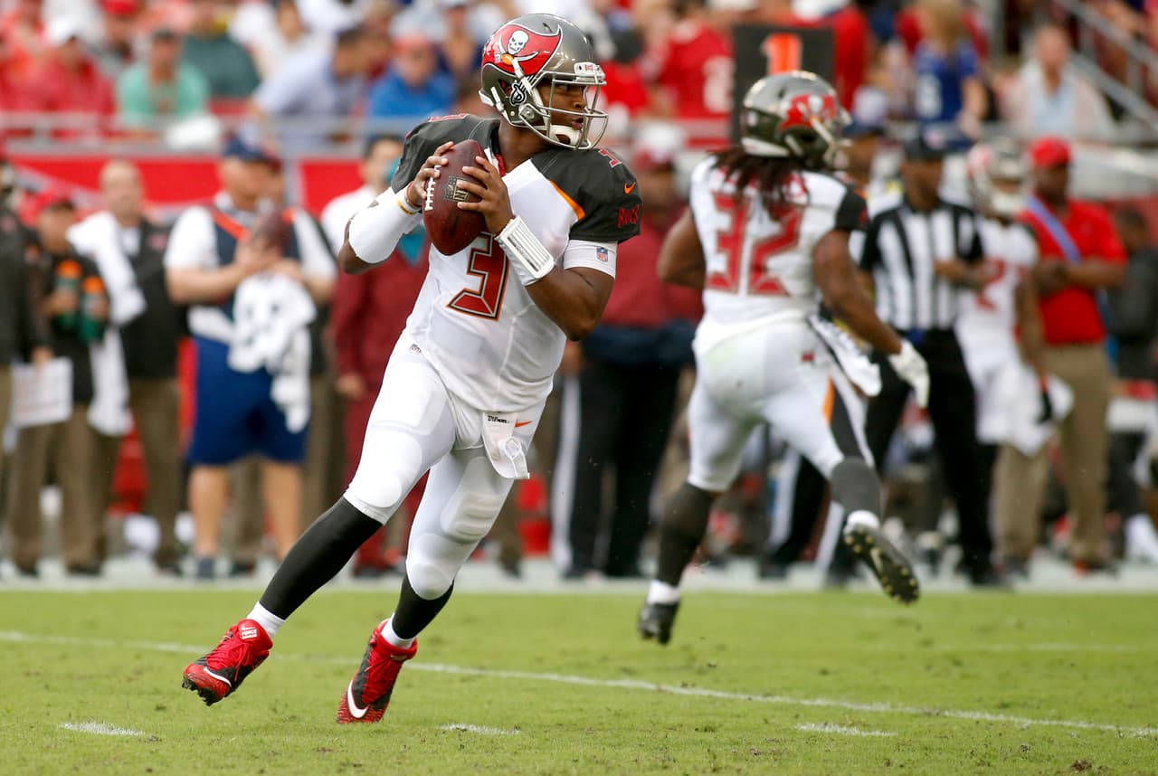 Jameis Winston tuvo una gran actuación con los Tampa Bay Buccaneers. Acertó 22 de 38 pases lanzados para 332 yardas y 3 pases de anotación.