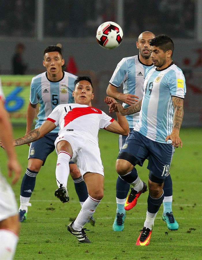 Raul Ruidíaz entró para aportar en el ataque lo suficiente para que Perú lograra dos veces igualar el marcador contra Argentina, que al final terminó 2-2.