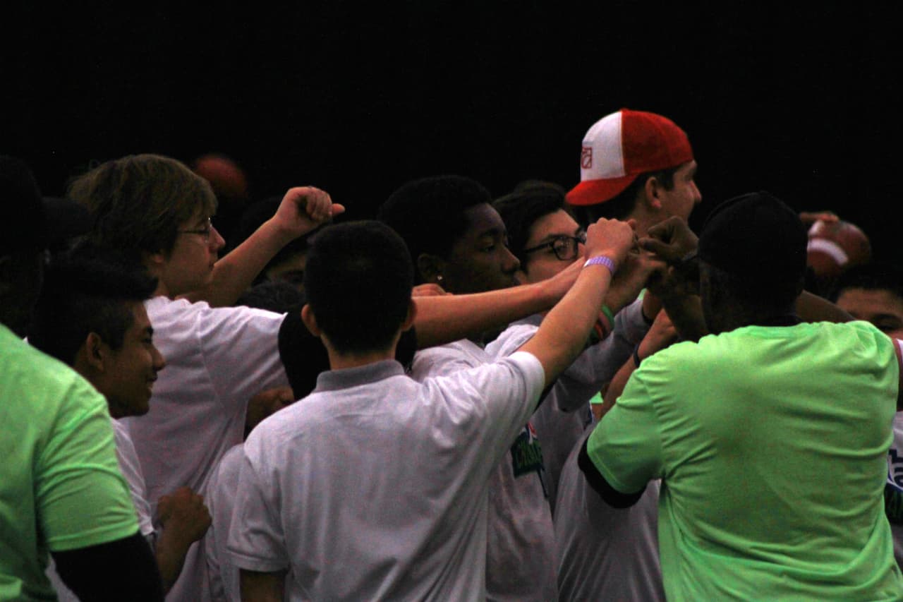 Anthony Muñoz, miembro del Salón de la Fama desde 1998, compartió su experiencia con niños y jóvenes de Houston en el lunes previo al Super Bowl LI.