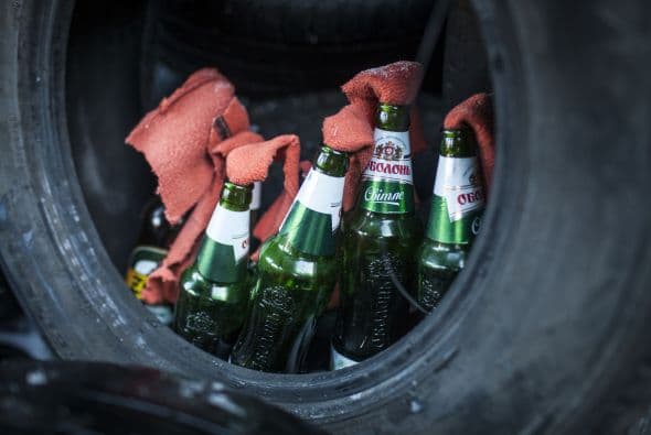 Cocteles Molotov preparados por los manifestantes para contraatacar a la policía.
