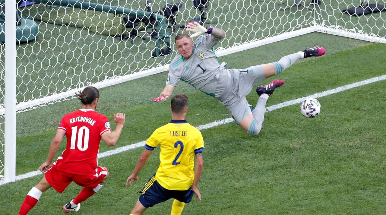 Suecia, de último minuto, derrota a Polonia 3-2 en el Grupo E de la Euro 2020 y califica como primer lugar a Octavos. Emil Forsberg anotó doblete durante el encuentro y Viktor Claesson se encargó de anotar el tercer tanto, mientras que los goles de Robert Lewandowski no le alcanzó a la escuadra polaca y queda fuera de la competencia.