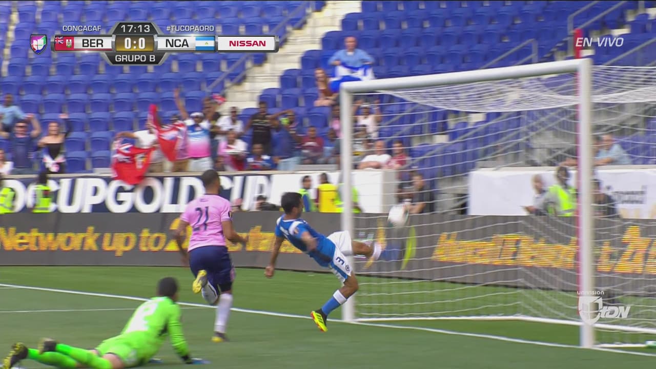 ¡Qué defensa! Nicaragua evita un gol sacándola de la línea