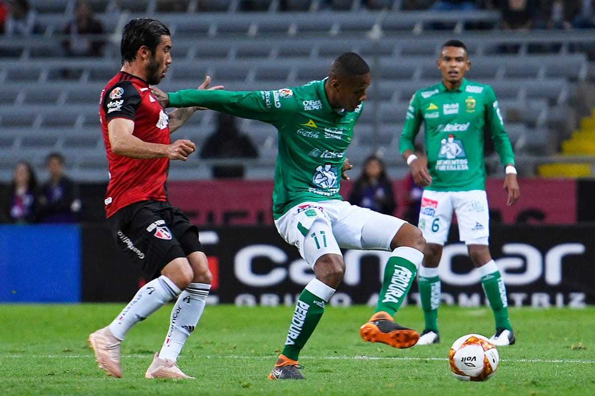 Aunque el dominio fue parejo, el León buscó darle un poco mejor de trato a la pelota sin generar opciones claras de gol.