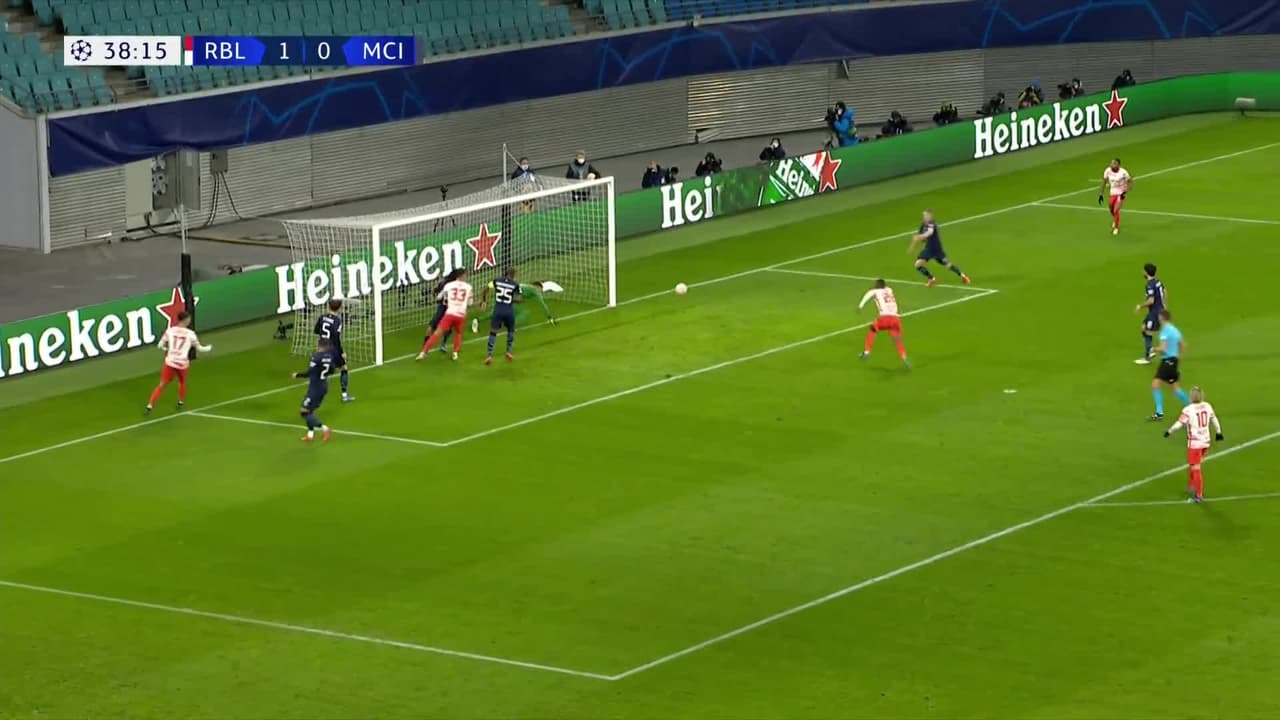 ¡TIRO ATAJADO! disparo por André Silva.