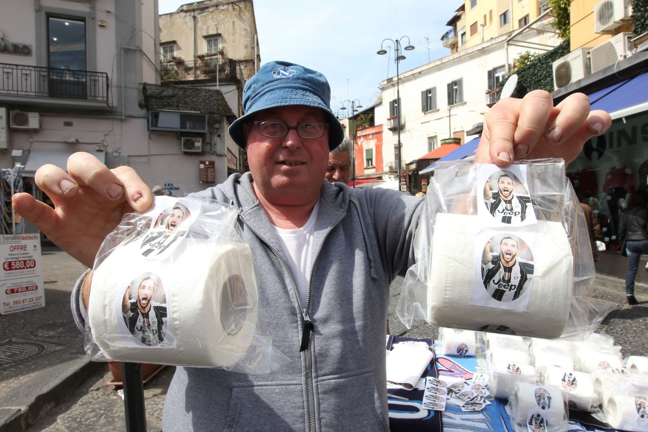 En las calles de Nápoles se vendió papel higiénico con la fotografía del 'Pipita' enfundado en la camiseta bianconera.