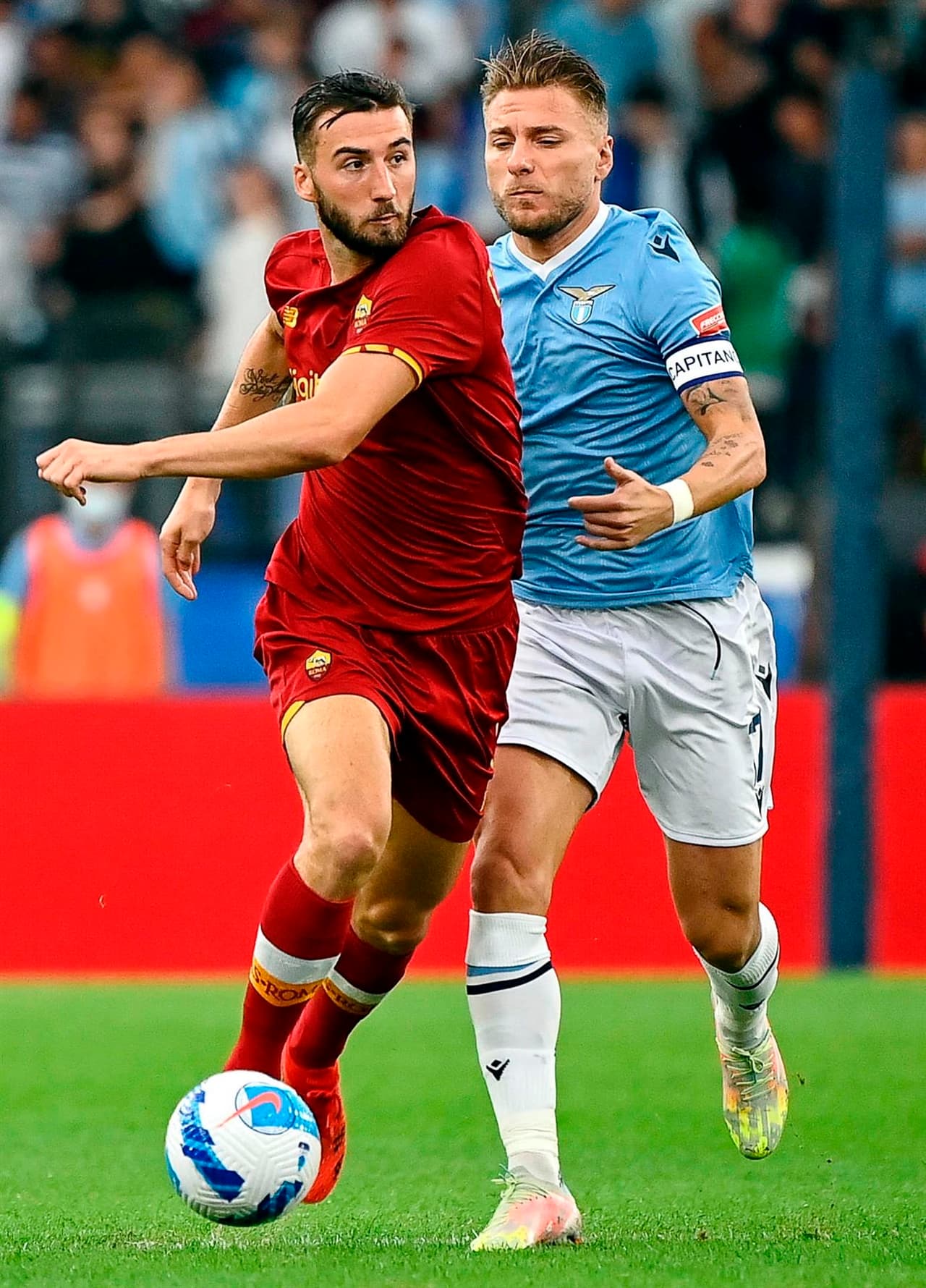 La Lazio derrota al AS Roma 3-2 durante la sexta fecha en la Serie A. Savic (10’), Pedro (19’) y Anderson (63’) le dieron la victoria a los visitantes, mientras que por los de ‘la Loba’, descontaron Roger Ibañez da Silva (41’) y Jordan Veretout con un penalti al 69’.