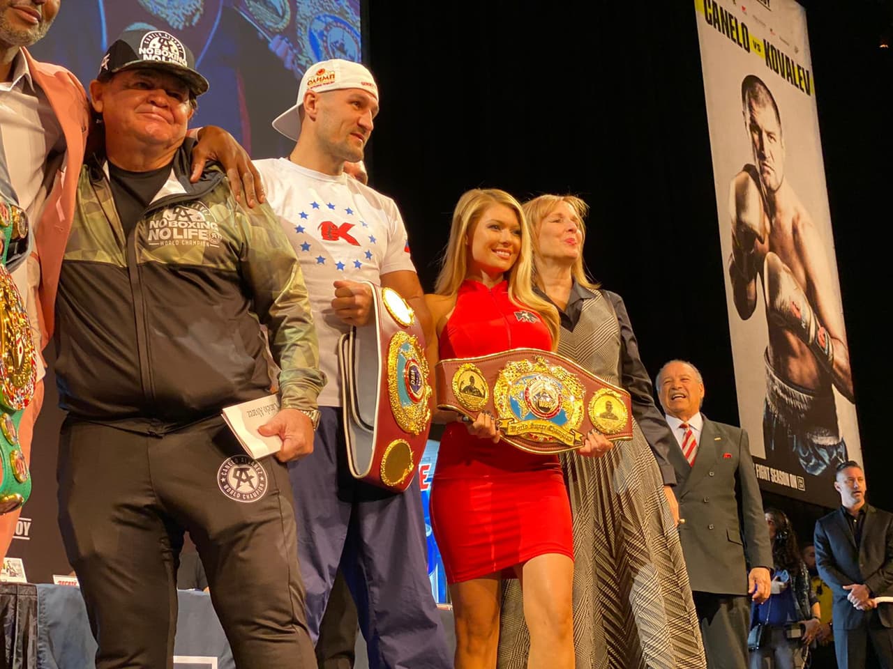 Saúl 'Canelo' Álvarez y Sergey Kovalev en Conferencia de Prensa previo al combate del sábado en el MGM Grand.