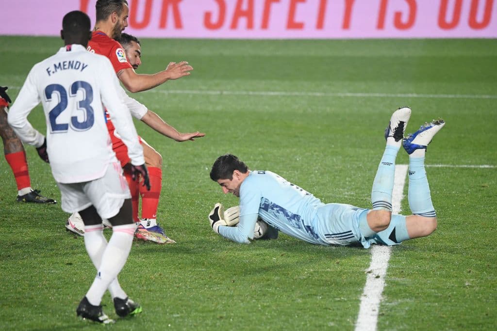 Casemiro (57’) marcó el primero y Benzema (90+3’) selló el triunfo en el último suspiro del cotejo. Los merengues llegaron a 32 unidades empatando a los del ‘Cholo’. Real Madrid cerrará el año enfrentando al Elche.