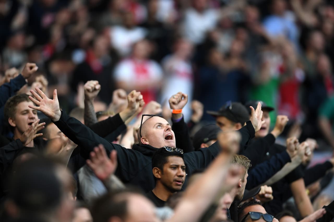 Un gran ambiente se vivió este martes en el inicio de las Semifinales de la UEFA Champions League entre el Tottenham Hotspur y el Ajax. Las aficiones de ambos equipos estuvieron a la altura en el nuevo estadio de los Spurs, en Londres, para dejar en el recuerdo una jornada innolvidable de fútbol europeo.