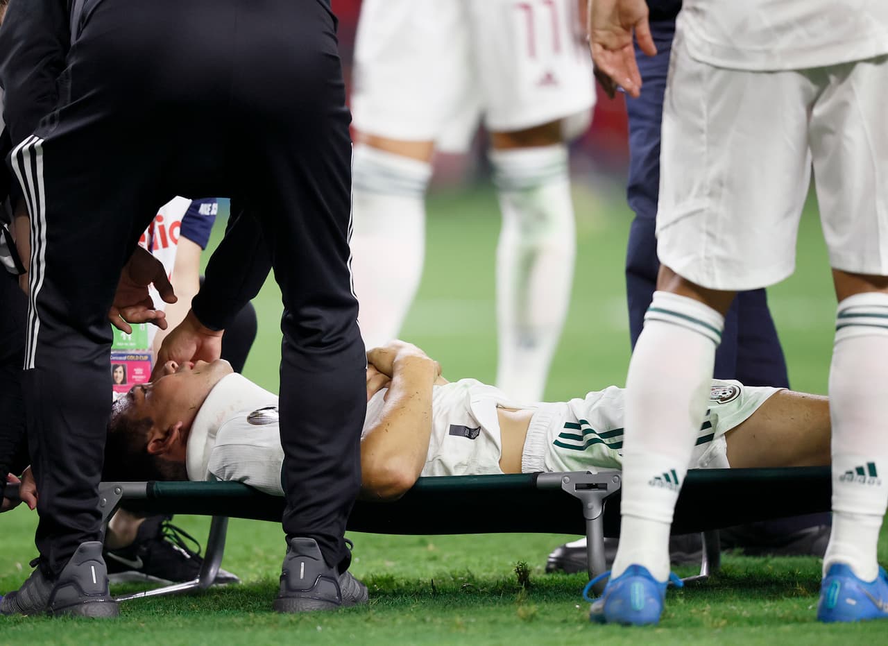 En la Copa Oro 2021, Hirving Lozano sufrió un terrible golpe en el rostro durante el partido ante Trinidad y Tobago que lo obligó a abandonar el partido.