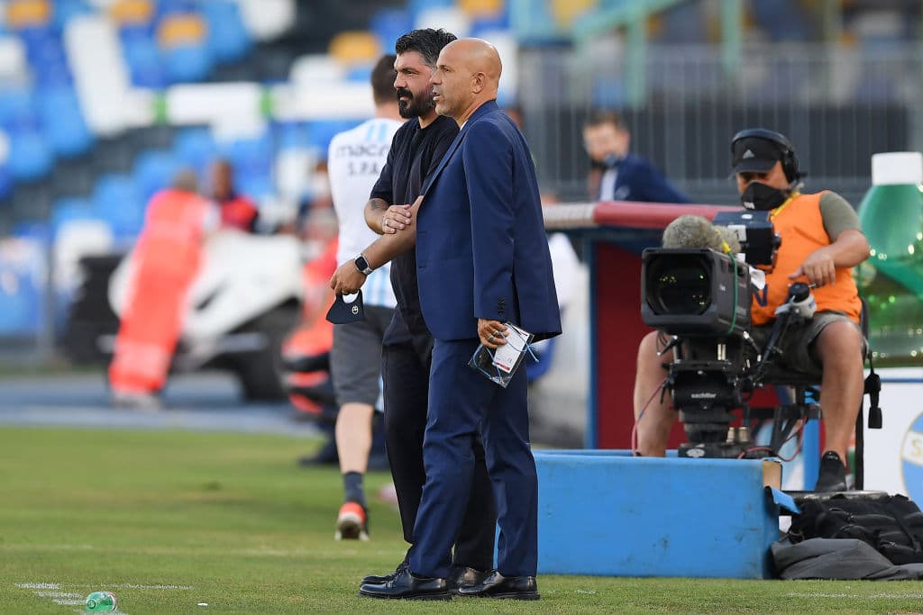 Gennaro Gattuso y Luigi Di Biagio se saludan previo al choque.